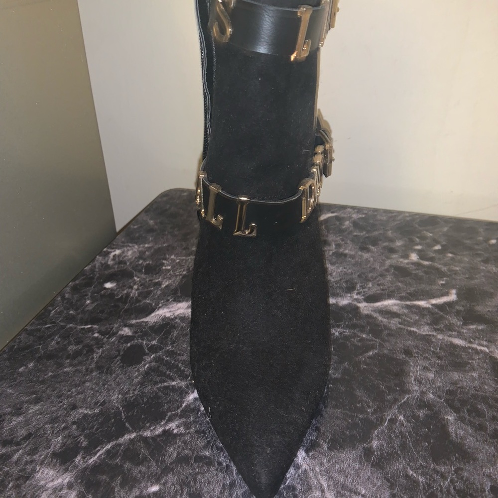 Woman boot heels, color black and gold from shoes dazzle. Size 7.5.